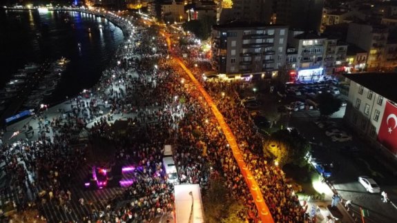 2023 metre uzunluğundaki dev Türk Bayrağı ile yürüdüler