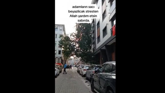 Dar sokaktan geçmeye çalışan TIR, araçları hurdaya çevirdi