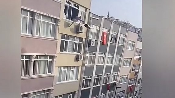 Sinir krizi geçirdi, evin eşyalarını 5. kattan sokağa fırlattı!