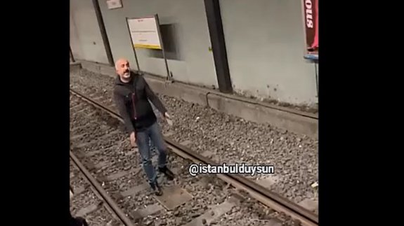 Metroda büyük panik! Yolcu raylara indi…