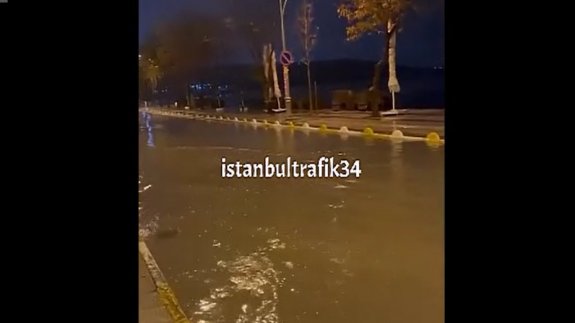 İstanbul’da sağanak ve fırtına etkili oldu, caddeler göle döndü!