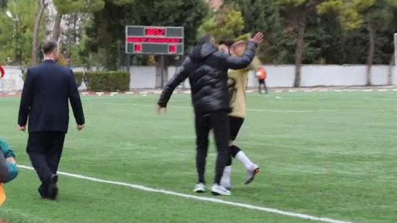 Duruma sinirlendi, kırmızı kart gören futbolcusunu tokatladı