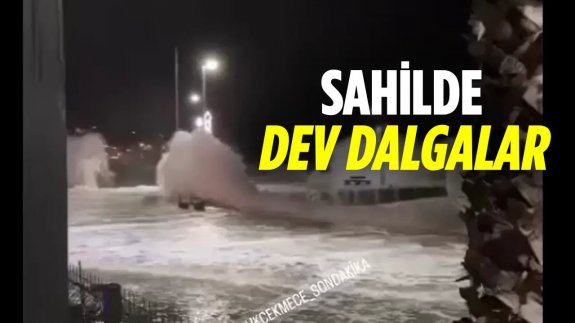 Sahillerde lodos etkili oldu! Dev dalgalar kıyıya vurdu…