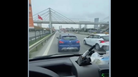 Skandal! Sirenleri çalan ambulansa yol vermedi…