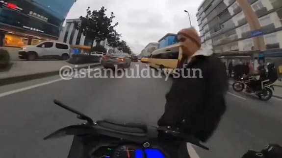 Araçların arasından geçen motosiklet yayayı fark etmedi, kaza kaçınılmaz oldu