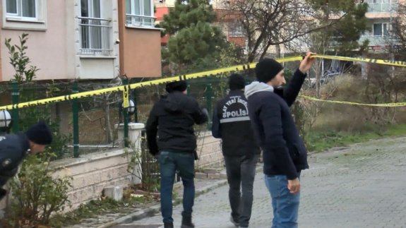 Apartmanın girişinde el bombası bulundu! Polis alarma geçti…