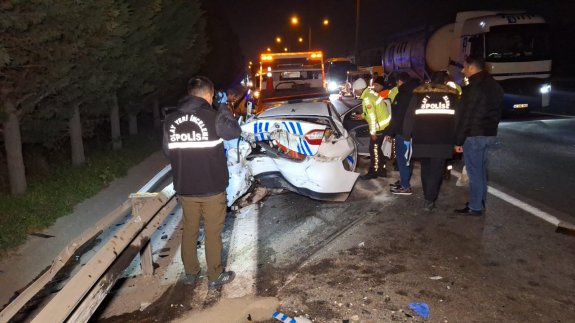 Kaçak göçmenleri taşıyan araç ortalığı savaş alanına çevirdi: 4 polis yaralandı