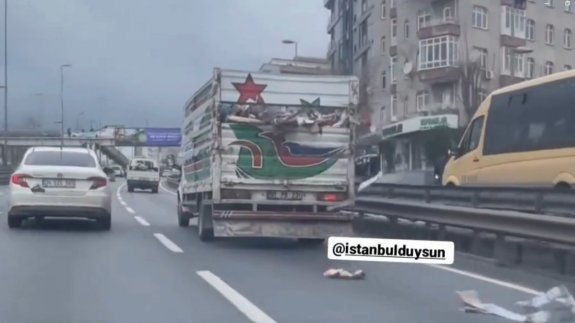 Otoyolda uçuşan kağıt parçaları sürücülere zor anlar yaşattı