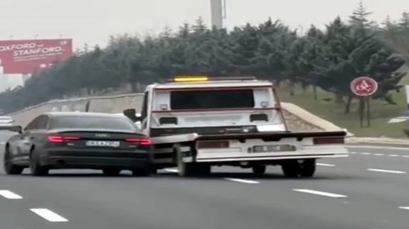 Trafikte sürücülerin tehlikeli inatlaşması: O anlar böyle görüntülendi