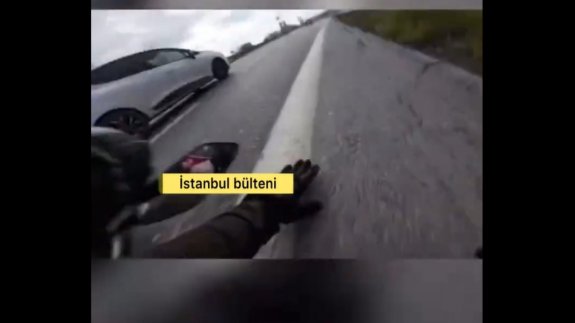 Motorcu, sinyal vermeden şerit değiştiren aracı uyarırken kaza yaptı!