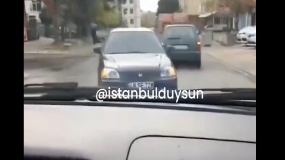 Bunu da gördük..! Geri geri giderken makas attı!