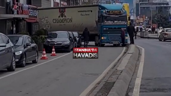 Yol kenarına park edilen araç, TIR'ın geçişini engelledi