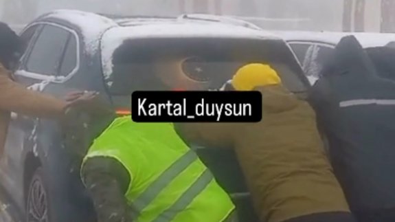 Karlı havada TOGG yolda kaldı