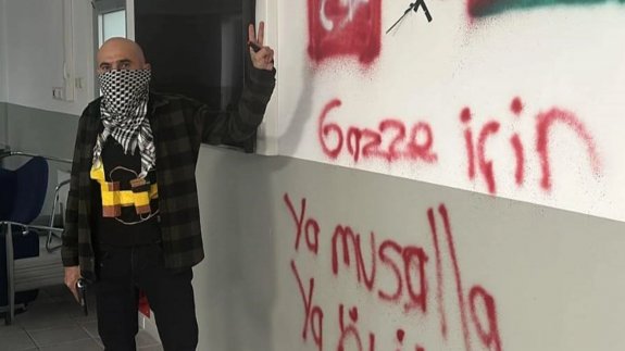 Rehine krizinde fabrika içinden fotoğraf: 'Gazze için ya musalla ya ölüm'