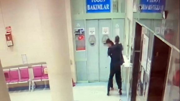 Sağlıkta şiddet: Annesinin ölüm haberini veren kadın doktoru yumrukladı