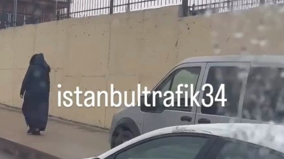 Trafikten kurtulmak için kaldırıma çıktı, utanmadan yayadan yol istedi