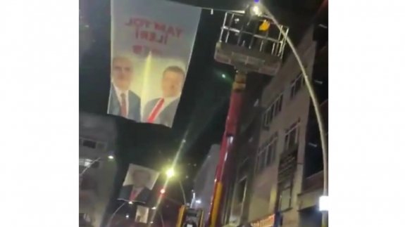 AK Partili çalışanlar, Ekrem İmamoğlu ve CHP'li adayın afişini gece yarısı kaldırdı