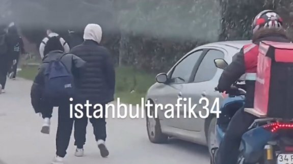 Otomobil ve motosiklet sürücülerinin öğrencilere yaptığı hareket pes dedirtti!