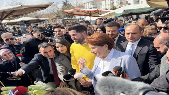 'AK Parti kral' diyen küçük çocuğa Akşener gülerek yanıt verdi: 'O zaman İYİ Parti de kraliçe'