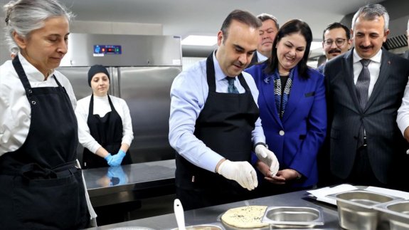 Bakan Kacır kursiyerlerle ramazan pidesi yaptı