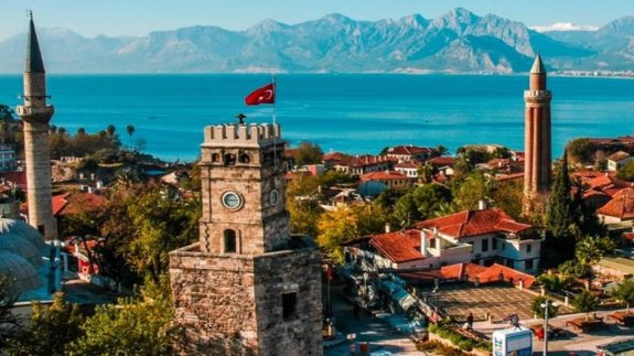 İngiltere kalkışlı uçak Antalya'ya sürpriz iniş gerçekleştirince turistler sevinç çığlıkları attı