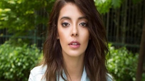 Selin Şekerci babasının cenazesinde başına gelen absürt olayı anlattı: "Babamın cenazesinde selfie çekilmek istediler"