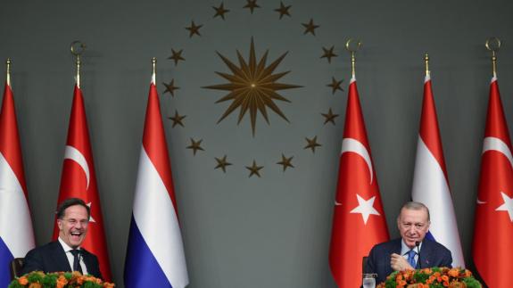 Hollanda Başbakanı ile Cumhurbaşkanı Erdoğan arasındaki tokalaşma anı sosyal medya gündemine yerleşti.