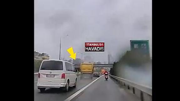 Trafikte tehlikeli restleşme! Makas atan TIR’ın üzerine sürdü…