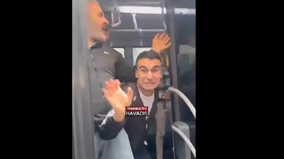 Metrobüs durağında yolcuların tekme ve yumruklu kavgası!