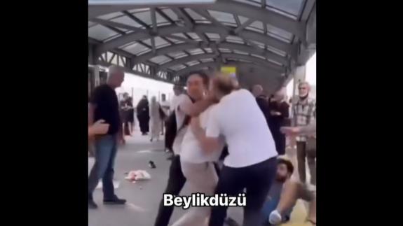 Metrobüs durağında tekmeli yumruklu kavga!