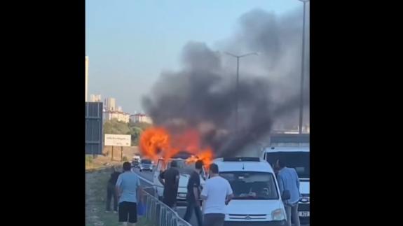 Esenyurt TEM’de araç yangını! Dakikalar içinde küle döndü…