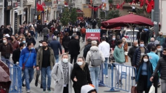 İstiklal caddesi yoğunluk nedeniyle belirli sürelerle kapatıldı