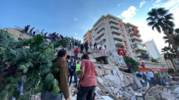 İzmir'de dehşet anları! Depremde bir binanın çökme anı kameraya yansıdı