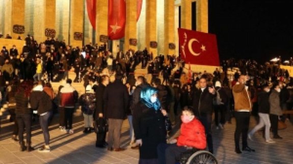 Anıtkabir'de gece ziyaretçi yoğunluğu