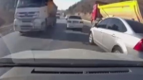 Hatalı sollamayla drift yaptı; trafiği böyle tehlikeye attı