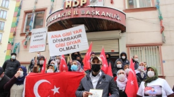 Asker olmak isterken 8 yaşında kaçırılan ağabeyi için evlat nöbetine katıldı