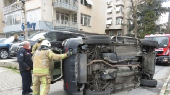 Bağdat Caddesi'ndeki kazada lüks cip yan yattı… Şoka giren sürücü gözyaşlarına boğuldu