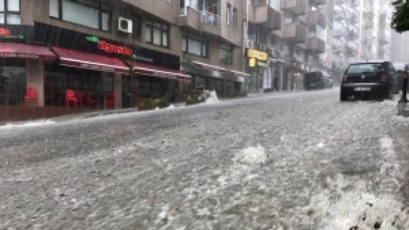 İstanbul'da yağış etkili oldu... O anlar kamerada