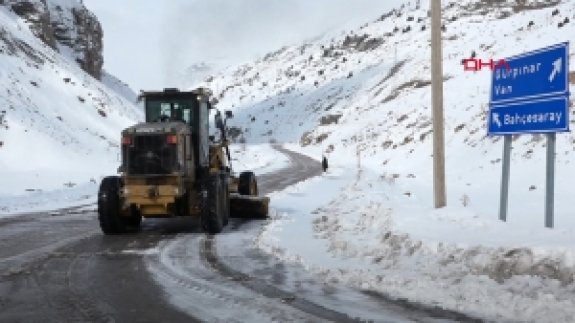 Bahçesaray yolunda, facianın yıl dönümünde jandarmadan çığ nöbeti