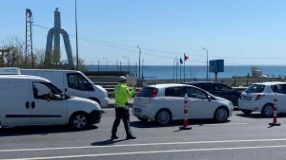 Büyükçekmece'de sürücülere ve yolculara ateş ölçümü yapılıyor