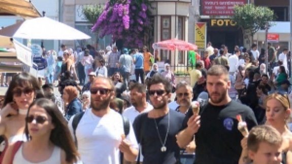 Büyükada'da Tatilci Yoğunluğu