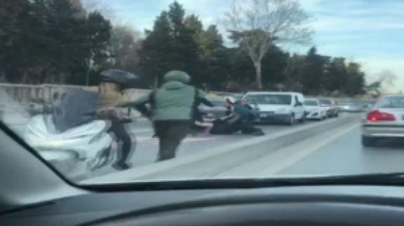 Zeytinburnu'nda yol verme kavgası kamerada