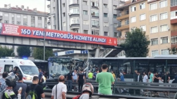 Avcılar'da metrobüs kazası : Yaralılar var