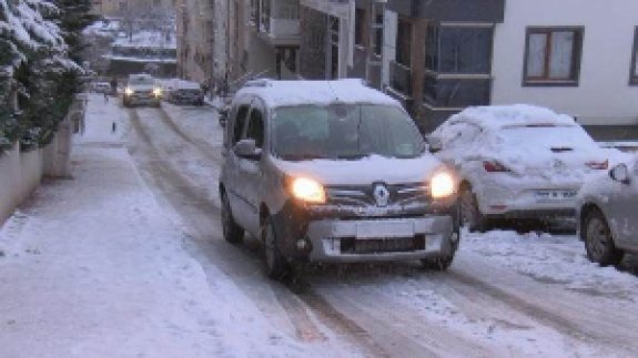 Ümraniye'de araçlar buzlu yollarda kaydı, sürücüler zor anlar yaşadı