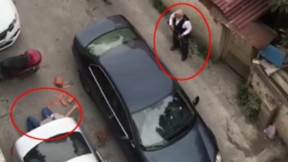 Beyoğlu'nda iki aile arasında çıkan silahlı çatışma kamerada