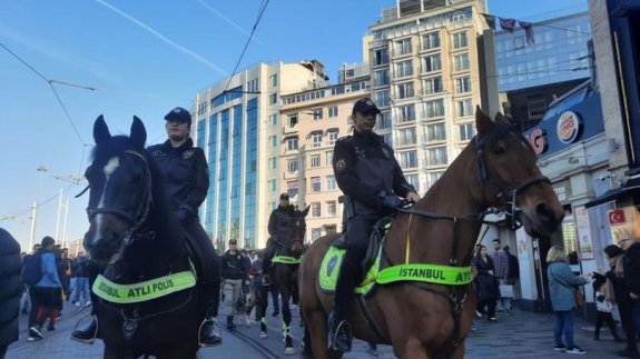 Taksim'de Atlı Polisler Yılbaşı Öncesi Devriye Gezdi