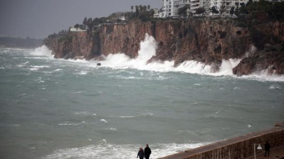 Antalya'da Dalgalar Falezleri Aştı