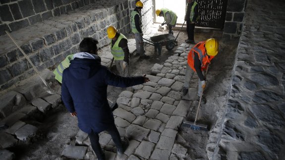 Diyarbakır’da Restorasyon Çalışmalarında 1700 Yıllık Taş Döşeme Ortaya Çıktı