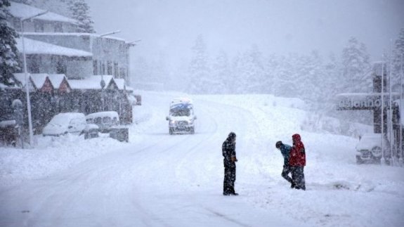 Uludağ'da beklenen kar yağışı başladı