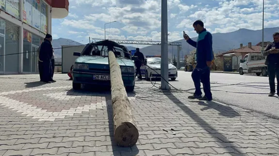 TIR’ın Devirdiği Direk, Otomobilin Camından Girdi